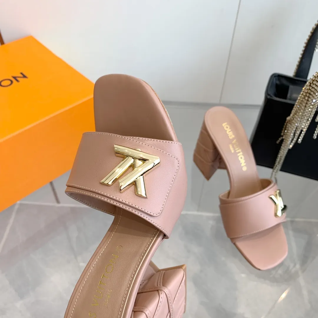 👟👟Ex-factory price 520👟👟 LV | Louis Vuitton ²⁰²³ 𝐬𝐬 🧡💚2️⃣0️⃣2️⃣4️⃣Early spring new model, top version⚠️ The counter features the latest models, square toe sandals, hard goods are new🆕 ❥Purchase level! Full of high-end feel! A popular model among bloggers at home and abroad, it’s retro and fashionable and looks amazing on your feet! Mainly recommended model on the official website★ ━━━━━ ЅᏇєєt ━━━━━ ▪️Upper: original cowhide + metal buckle ▪️Lining: imported goatskin lining ▪️Outsole: original Italian leather outsole ▪️Heel height: 5.5cm 9cm ▪️Shoe size: 35-39 (40 and 41 customized items are not returnable or exchangeable)
